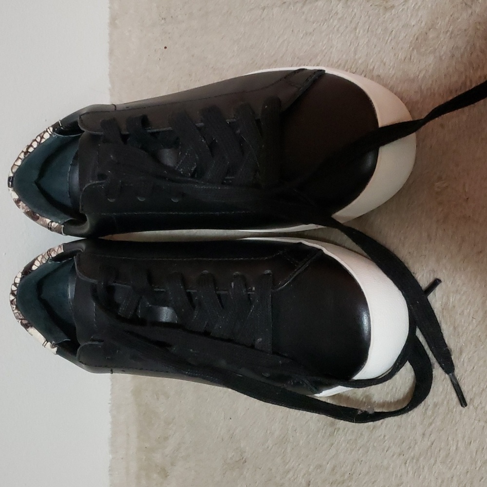 Banana Republic lace up sneaker size 6.5